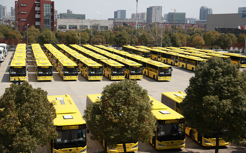 2015年，120臺(tái)SLK6109校車(chē)在申龍工廠(chǎng)整裝待發(fā)沙特市場(chǎng)。