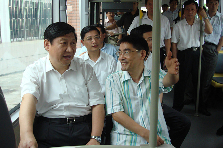 2007年國家主席習(xí)近平（時(shí)任上海市市委書記）試乘申龍汽車首輛氫燃料電池公交車，并在試乘后給予了高度評價(jià)