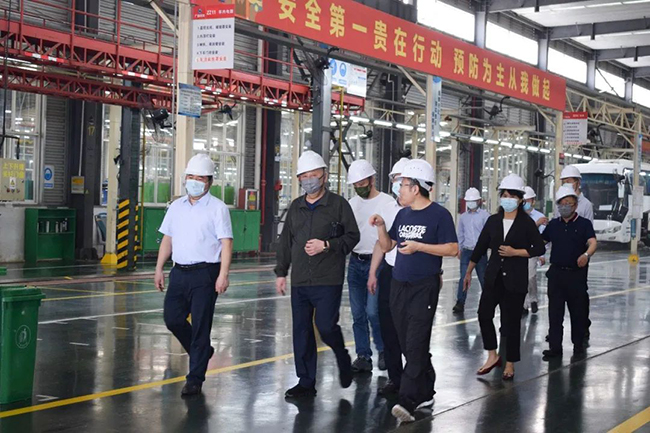 南寧市委常委、常務副市長、市委秘書長劉勝友一行到廣西申龍汽車制造有限公司考察調(diào)研指導工作